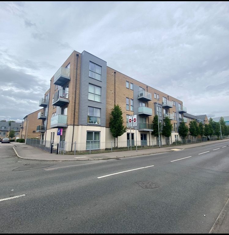 2 bed flat to rent in Holly Acre, Dunstable LU5, £1,250 pcm Zoopla