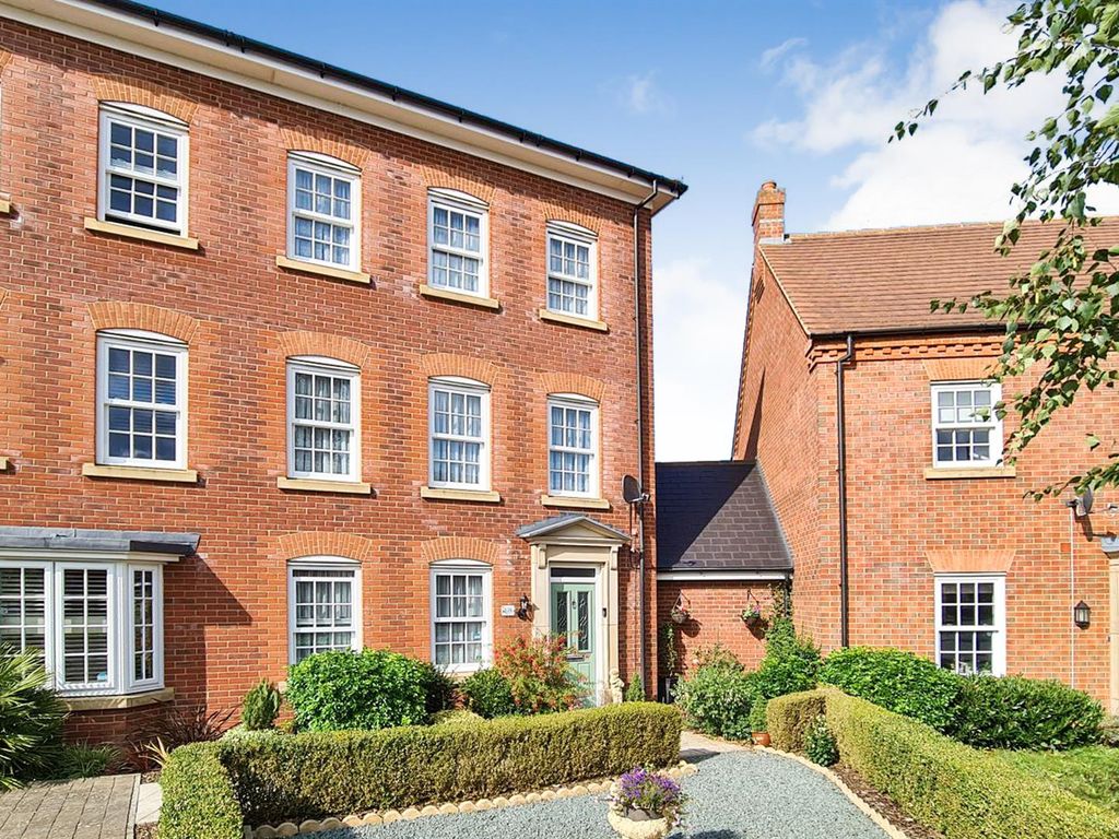 4 bed semidetached house for sale in Greenkeepers Road, Great Denham