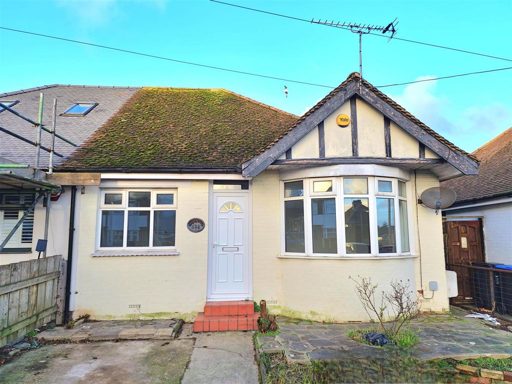 2 bed semidetached bungalow to rent in Newington Road, Ramsgate CT12
