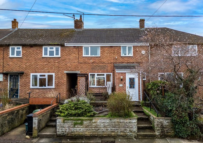 3 bed terraced house for sale in Springfield Road, Wantage OX12, £