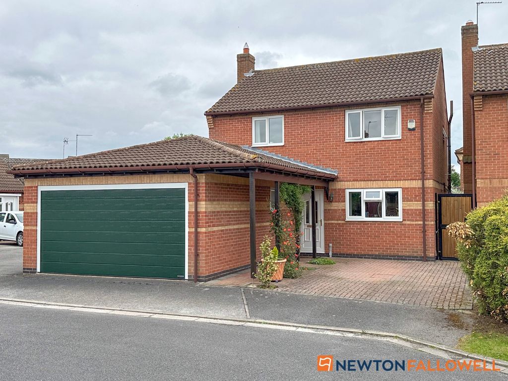 4 bed detached house for sale in Holmefield, Farndon, Newark NG24, £