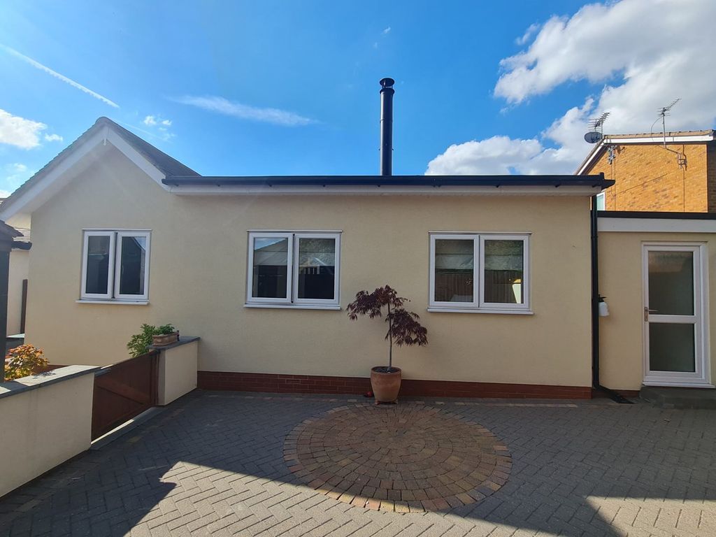 3 bed detached bungalow for sale in Hednesford Road, Heath Hayes