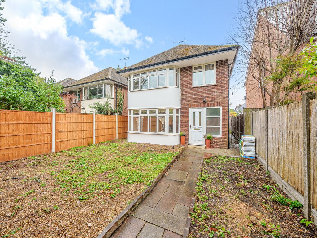 3 bed detached house to rent in Hampton Road, Teddington TW11, £4,500