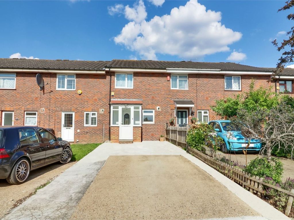 2 bed terraced house to rent in Blenheim Road, Northolt UB5, £1,750 pcm