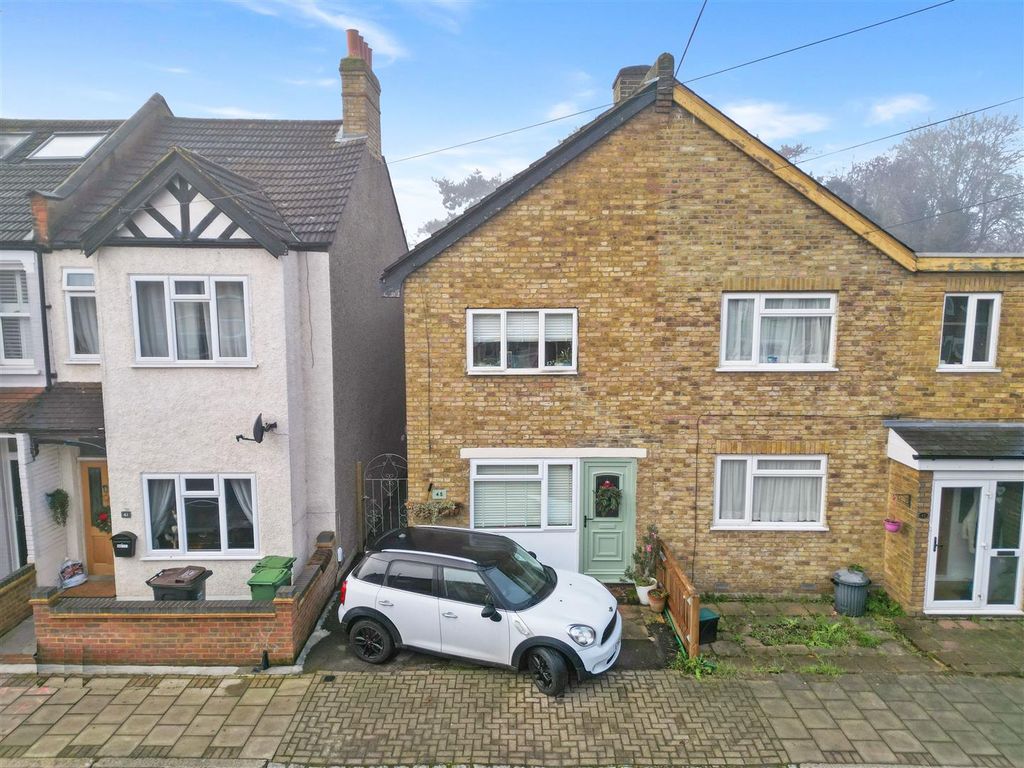 3 bed semidetached house for sale in Meadow Road, Shortlands, Bromley