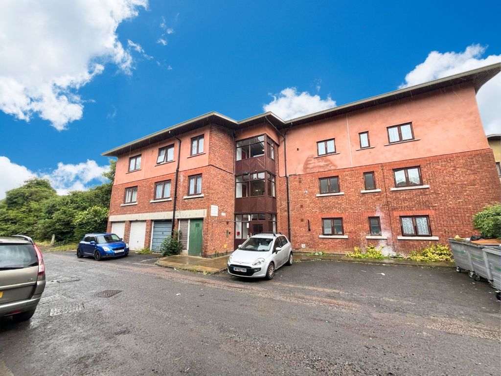 3 bed flat for sale in Greenbushes, Vincent Road, Luton LU4, £175,000