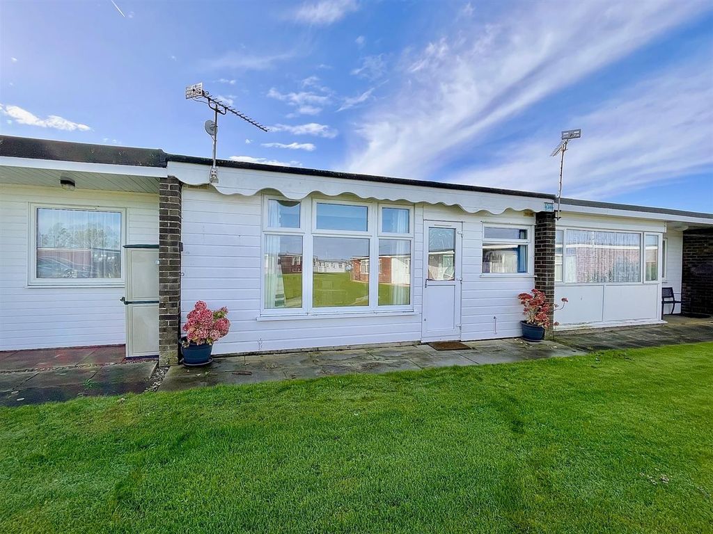 2 bed property for sale in California Road, Great Yarmouth NR29, £