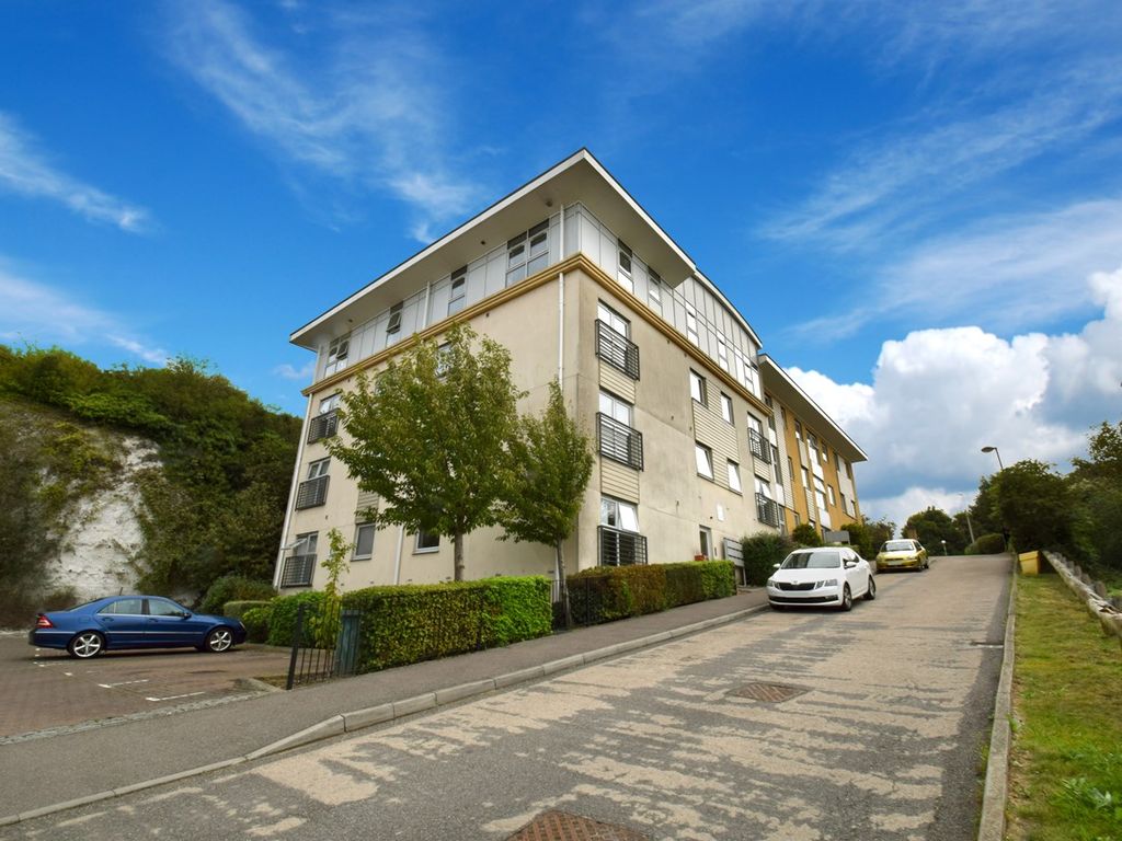 2 bed flat for sale in Ward View, Chatham ME5, £195,000 Zoopla