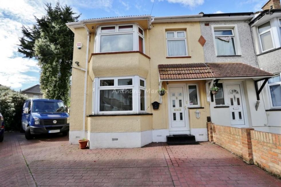 5 bed semidetached house to rent in Hind Crescent, Erith DA8, £3,500