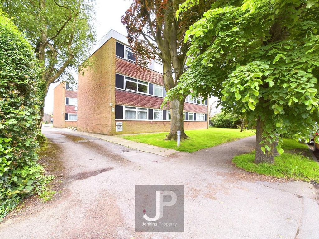 2 bed flat for sale in Highland Avenue, Brentwood CM15, £285,000 Zoopla