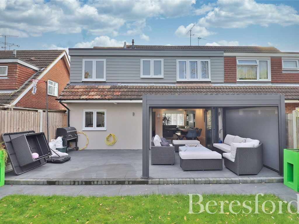 4 bed semidetached house for sale in Roughtons, Chelmsford CM2, £
