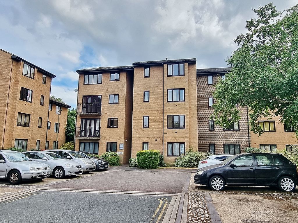 2 bed flat to rent in The Rowans, Woking GU22 Zoopla
