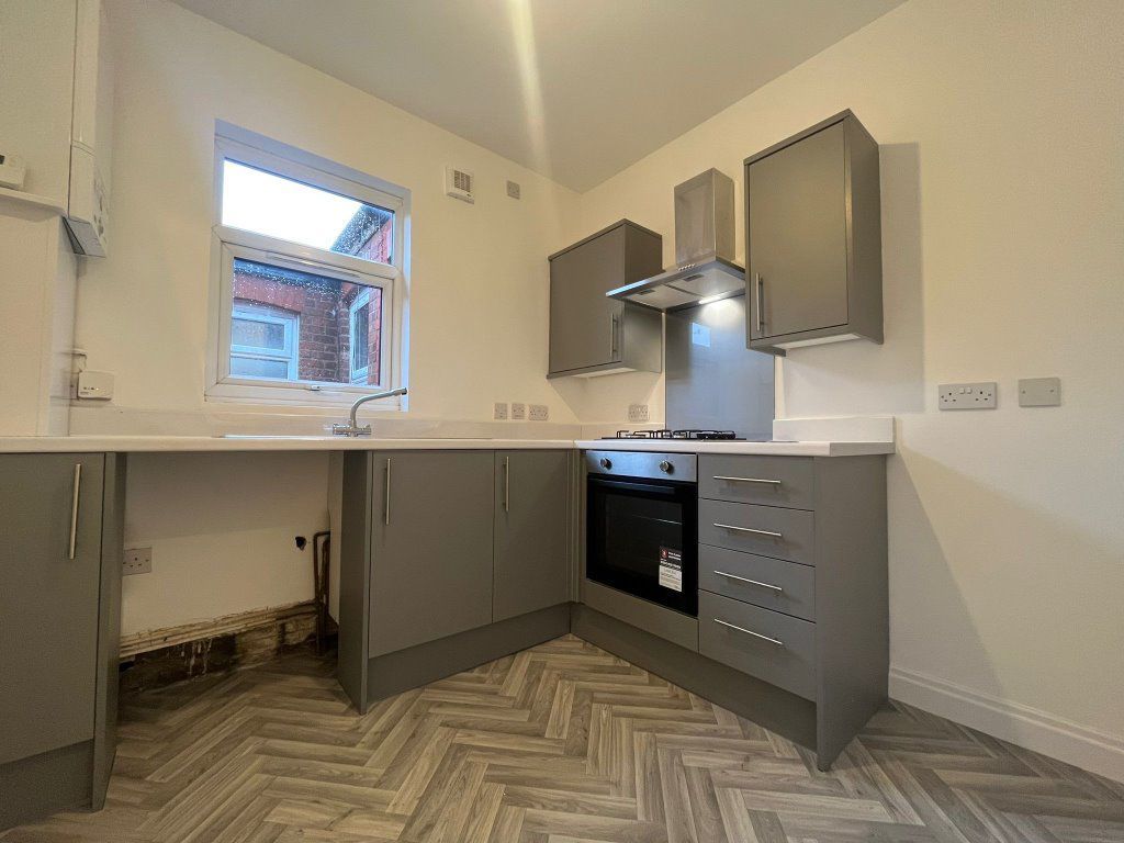2 bed flat to rent in Leeds Road, Blackpool, Lancashire FY1, £650 pcm