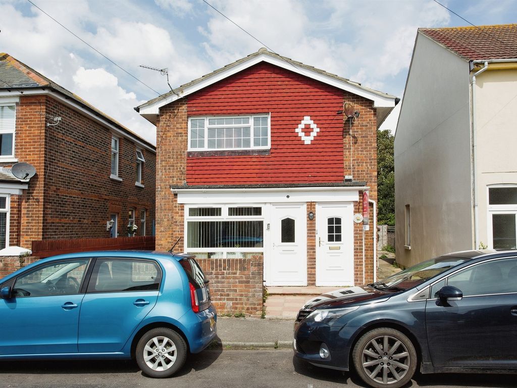 2 bed flat for sale in Gosport Road, LeeOnTheSolent PO13, £100,000