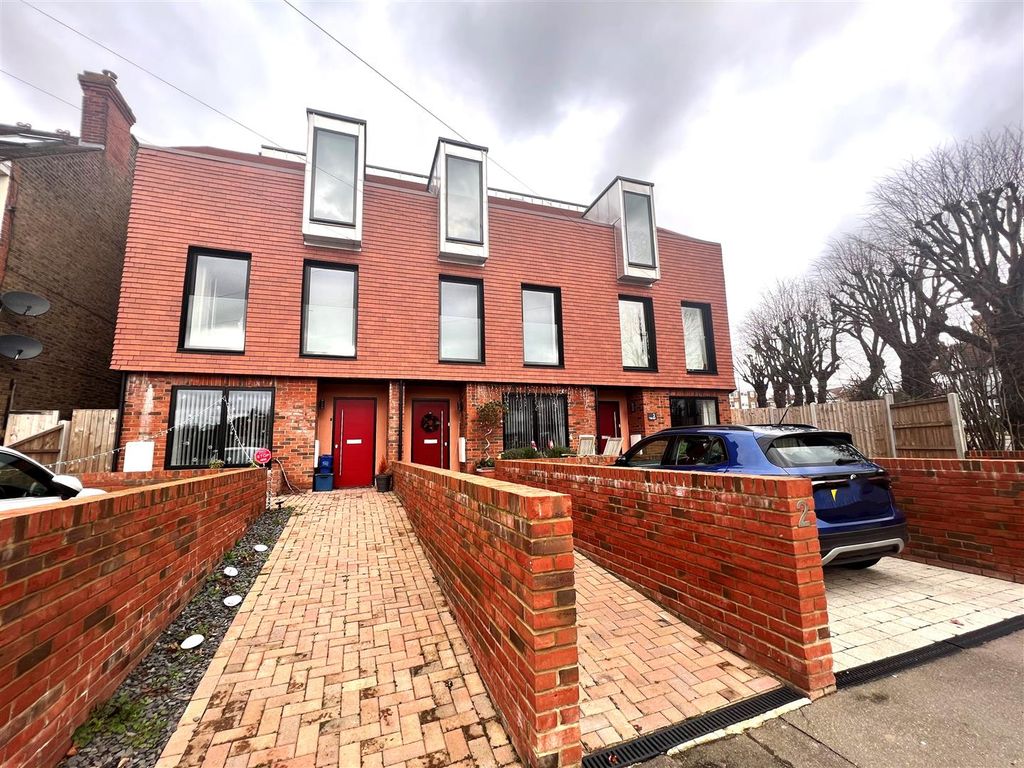 5 bed end terrace house to rent in First Avenue, WestcliffOnSea SS0