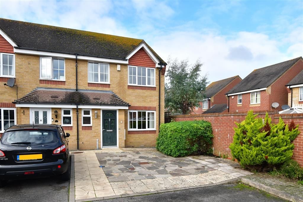 3 bed semidetached house for sale in Amberwood Close, Wallington