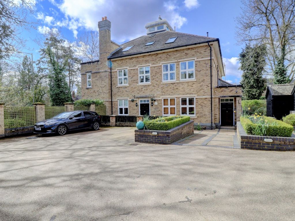 3 bed flat for sale in Amersham Road, Hazlemere, High