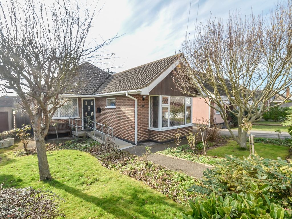 3 bed semidetached bungalow for sale in Eastwood Park Close, LeighOn