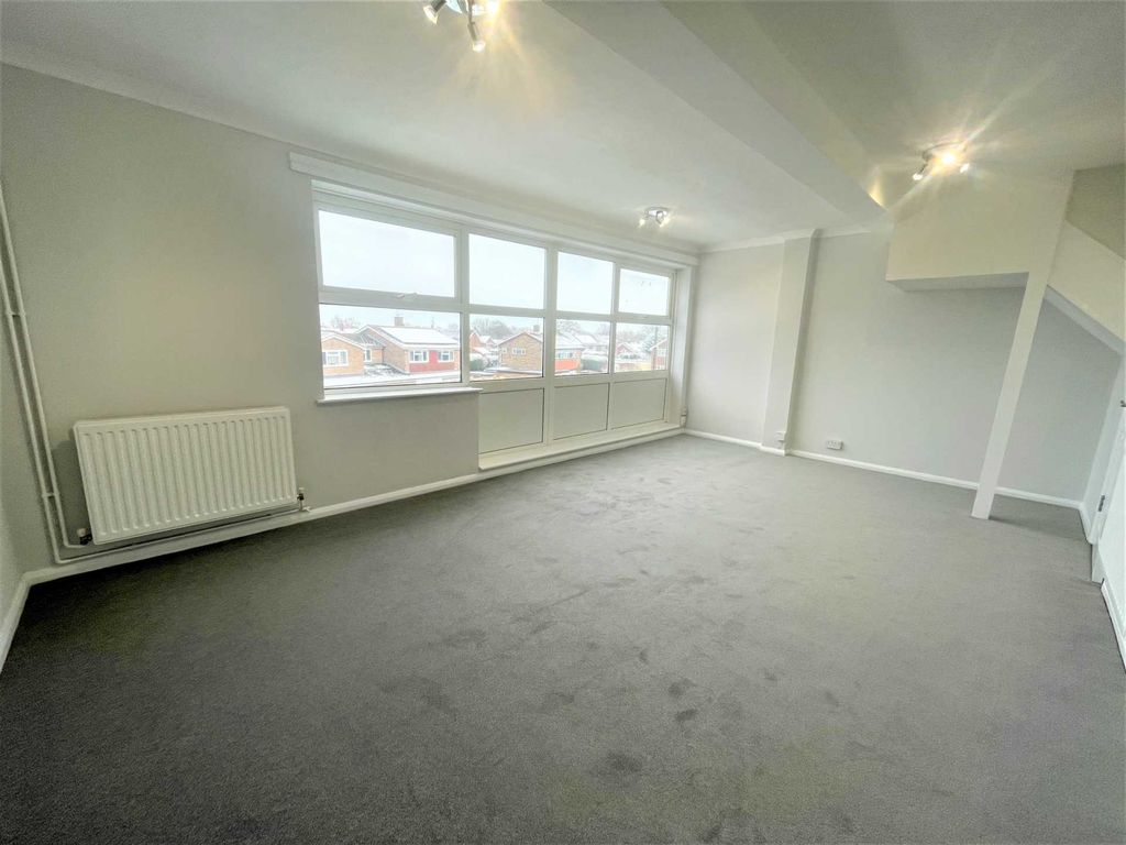 3 bed flat to rent in Broughton Avenue, Aylesbury HP20 Zoopla