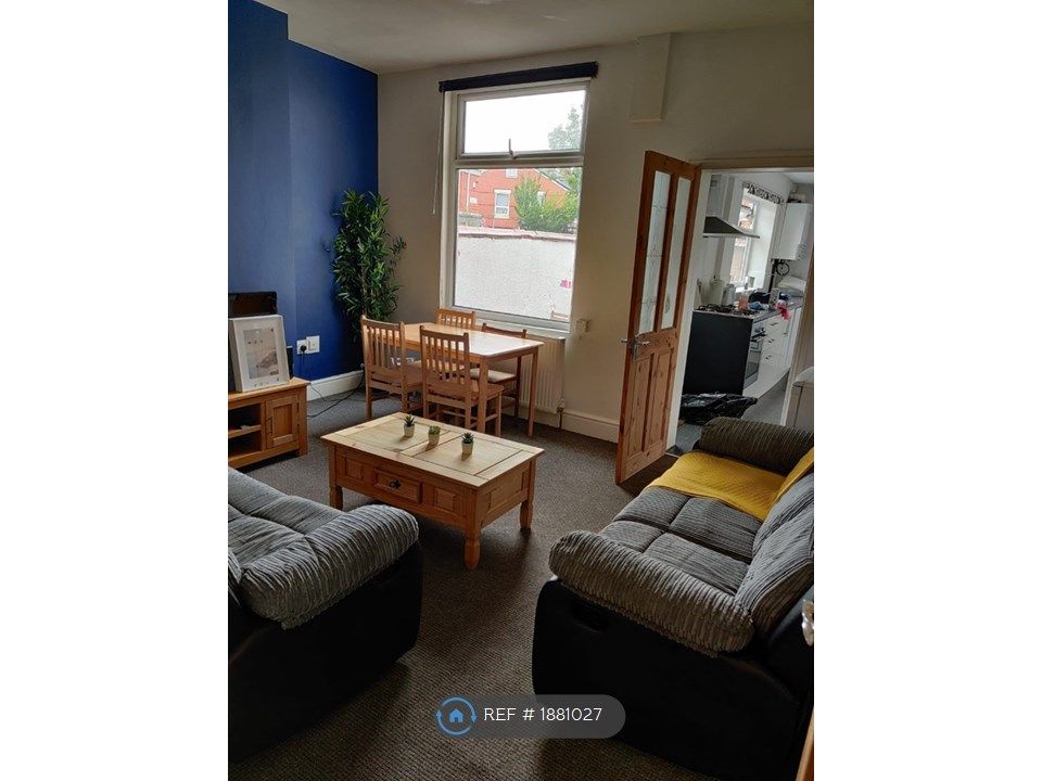 3 bed semidetached house to rent in Street, Manchester M14, £