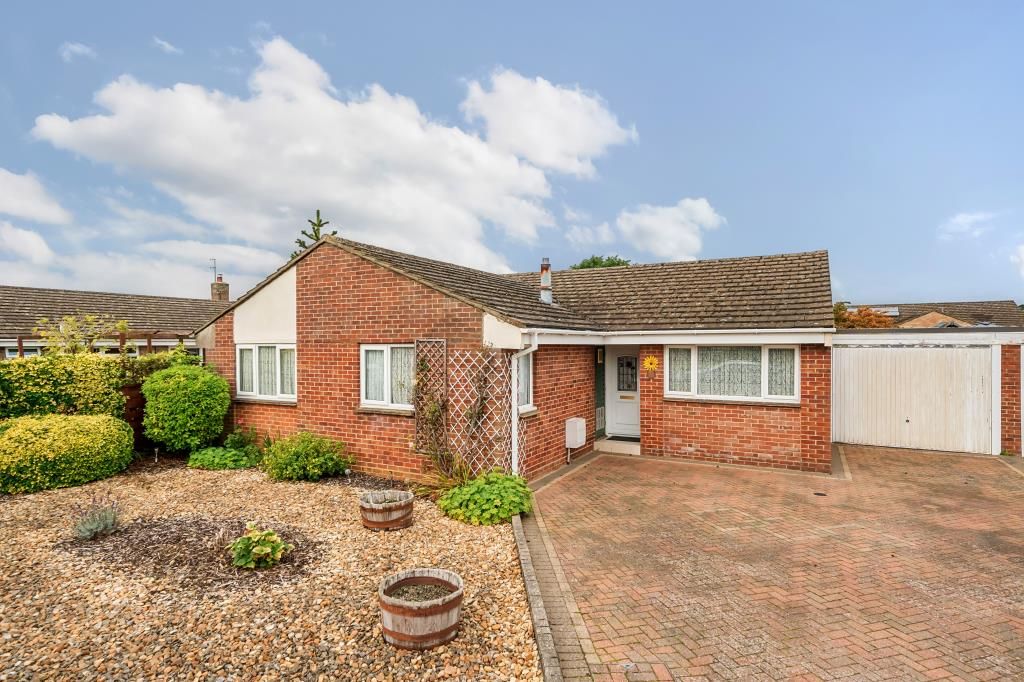 3 bed detached bungalow for sale in Bicester, Oxfordshire OX26, £