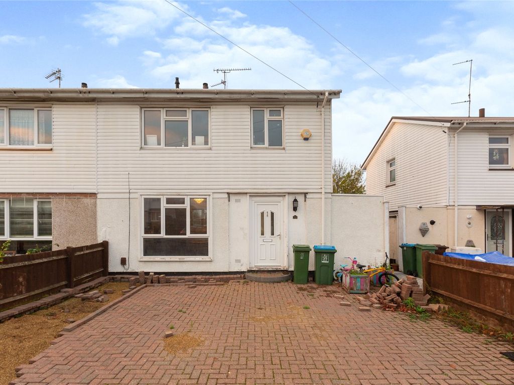 3 bed semidetached house for sale in Carrington Road, Aylesbury HP21