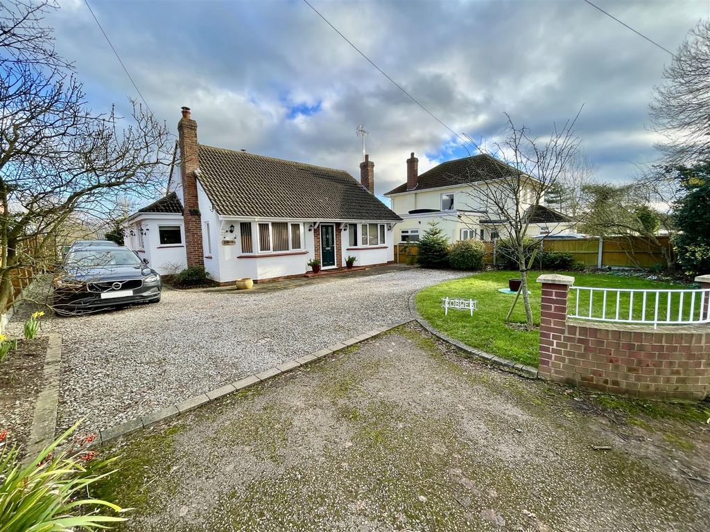 4 bed detached bungalow for sale in Grange Court Lane, Huntley