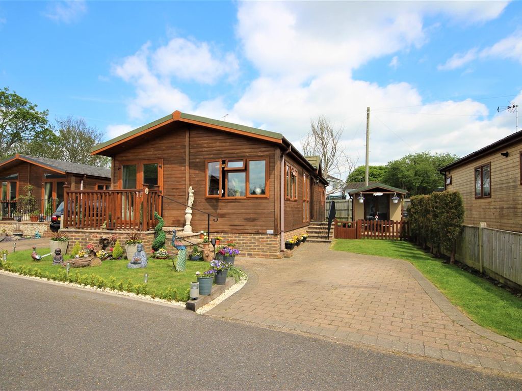 2 bed mobile/park home for sale in Riverside, Upper Beeding, Steyning