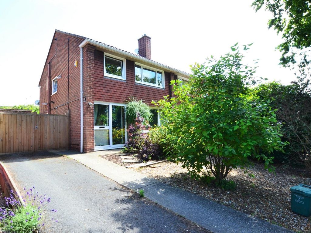 3 bed semidetached house for sale in Robert Burns Avenue, Benhall