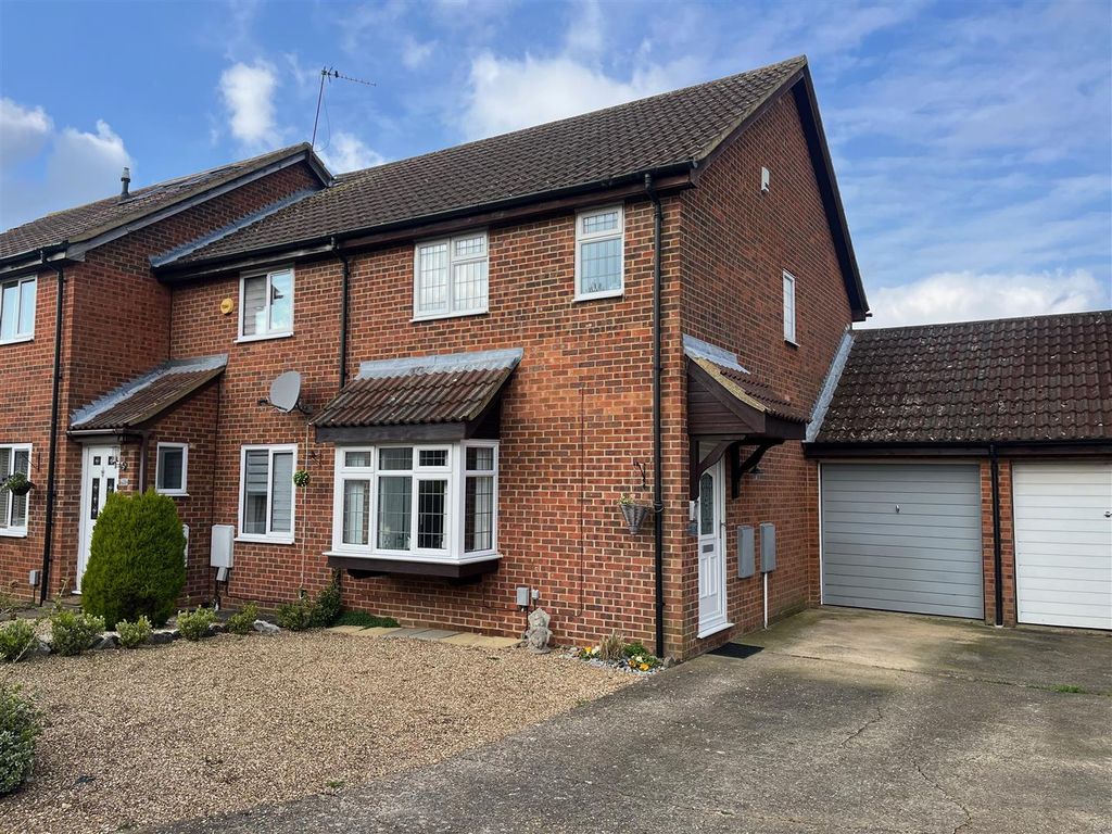 3 bed end terrace house for sale in Goldcrest Close, Luton LU4, £ ...