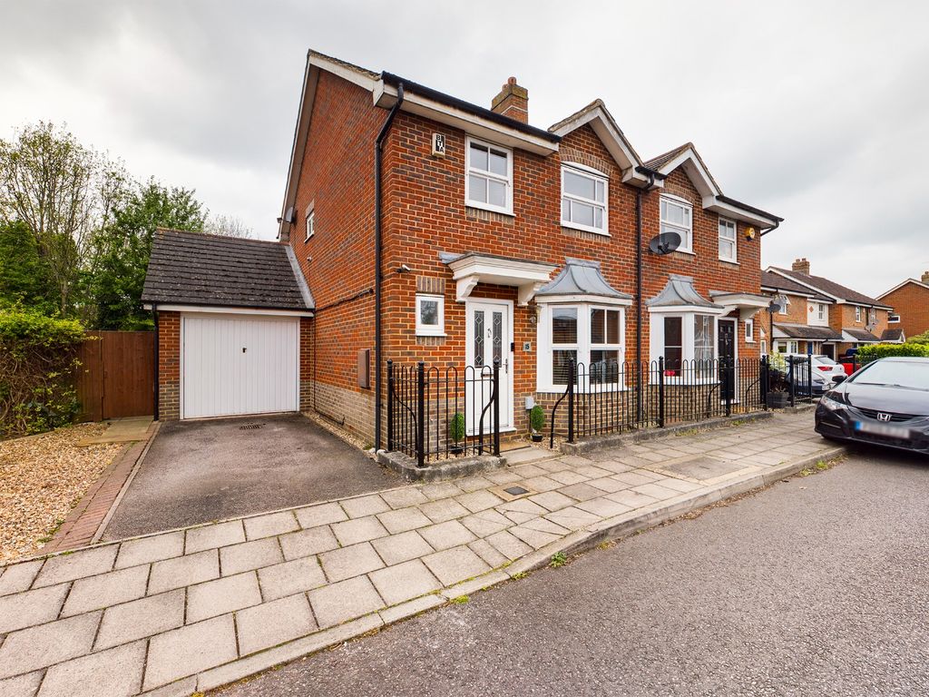 3 bed semidetached house for sale in Horton Close, Fairford Leys
