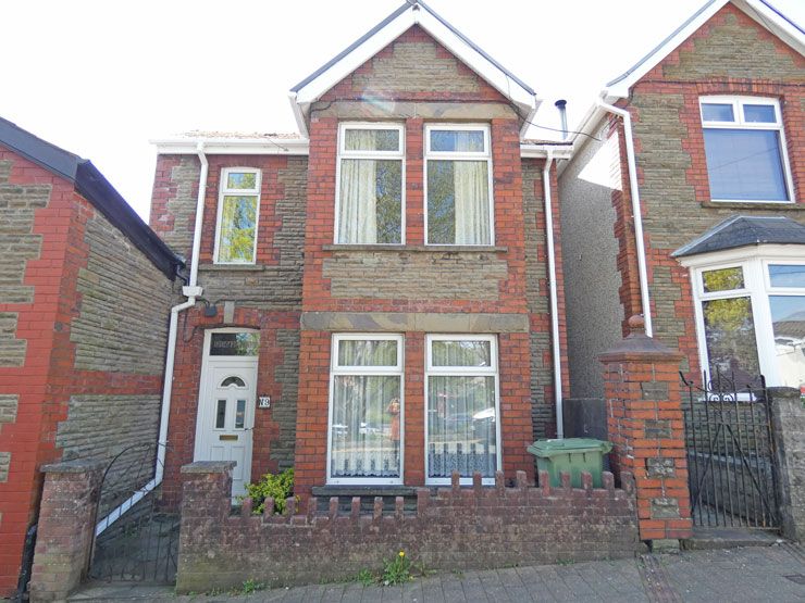 4 bed semidetached house for sale in Oakfield Street, Ystrad Mynach