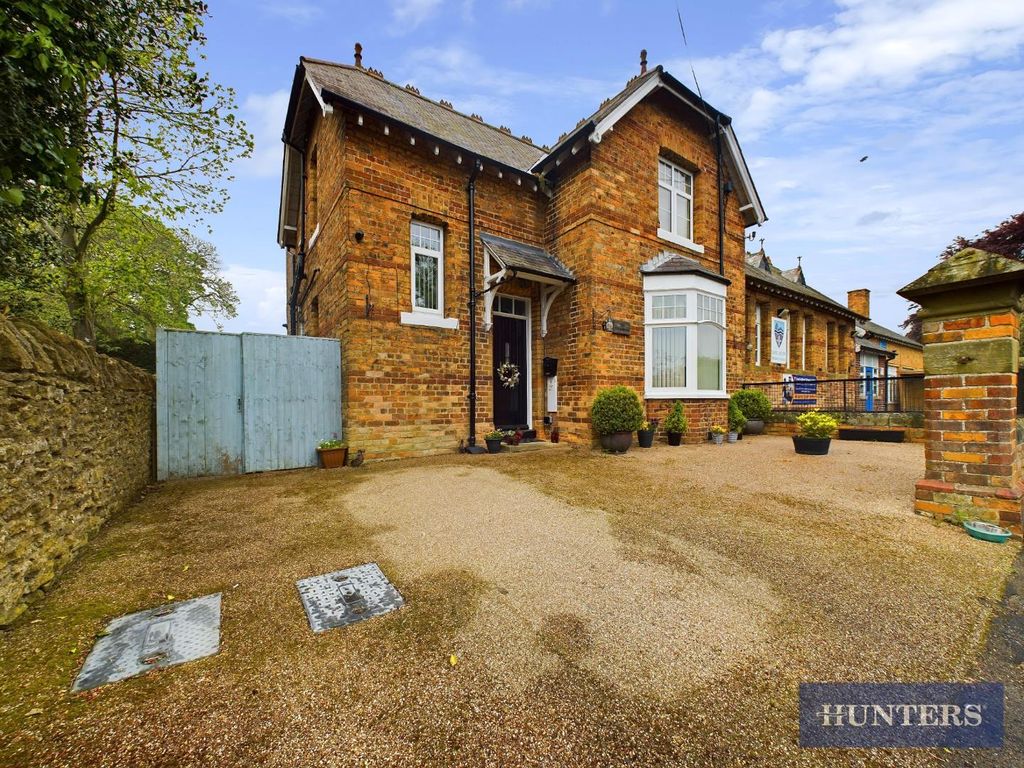 3 bed semidetached house for sale in Moor Lane, East Ayton