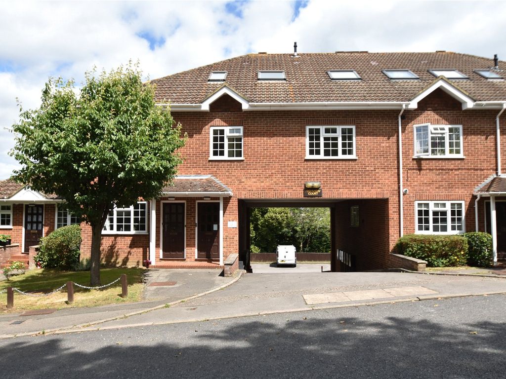 2 bed flat for sale in Eskdale Avenue, Chesham, Buckinghamshire HP5
