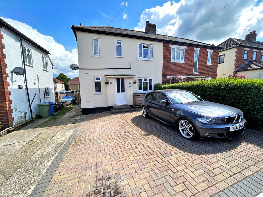3 bed semidetached house for sale in Connaught Road, Aldershot