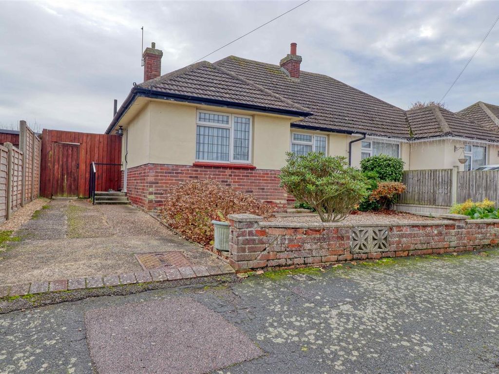 2 bed bungalow for sale in Chelmsford Road, HollandOnSea, ClactonOn
