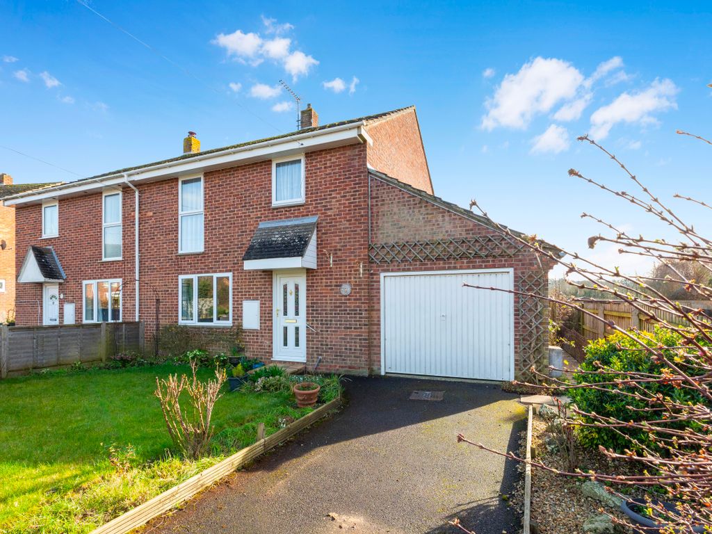 3 bed semidetached house for sale in Grays Close,