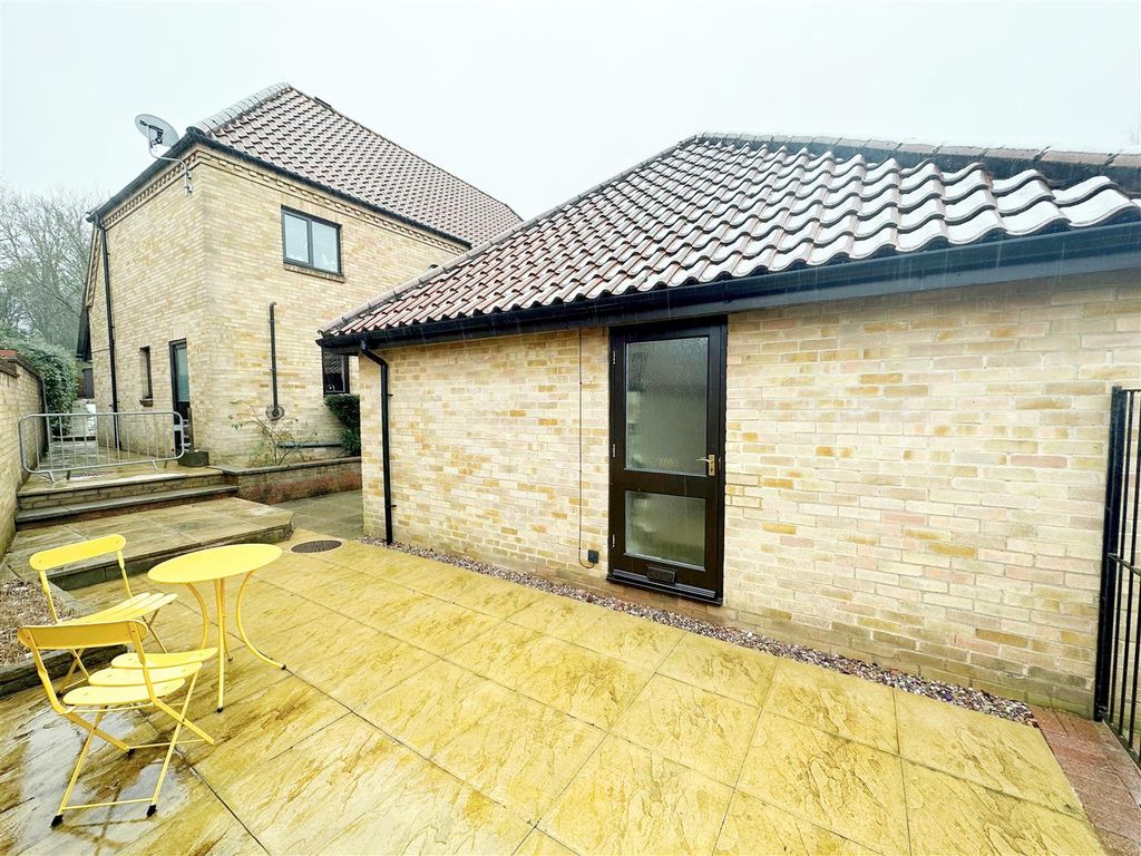 1 bed flat to rent in Redland Drive, Loughton, Milton Keynes MK5, £900