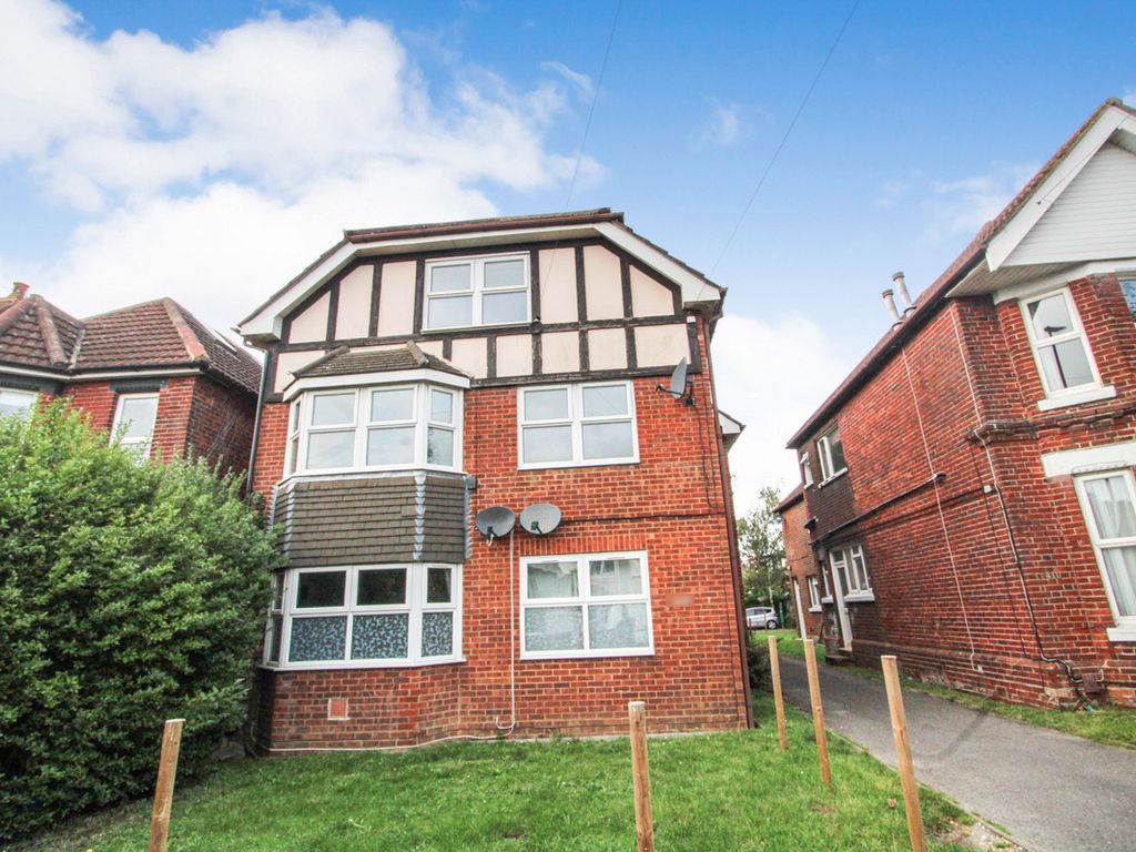 5 bed flat for sale in Winchester Road, Hampshire SO16, £275,000 Zoopla