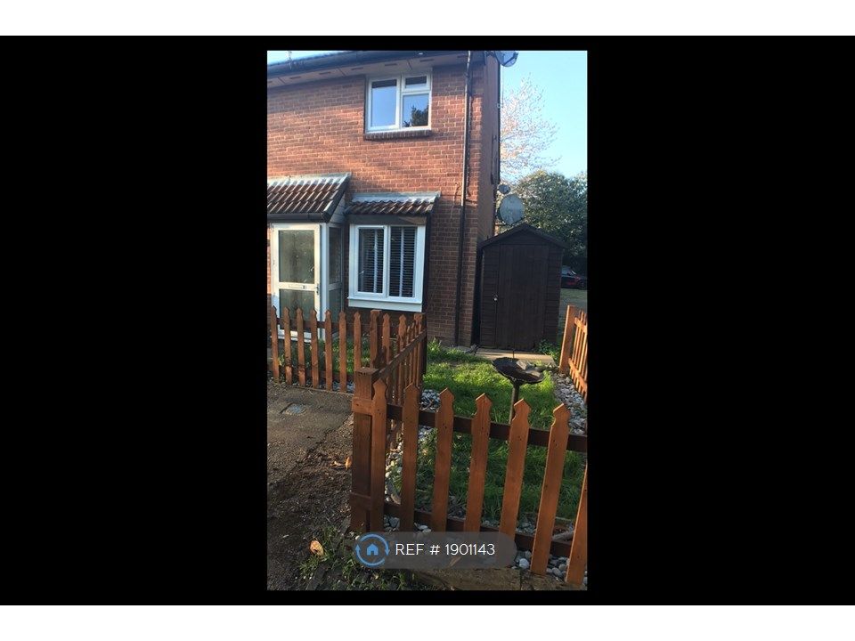 1 bed semidetached house to rent in Mead Avenue, Langley, Nr Slough