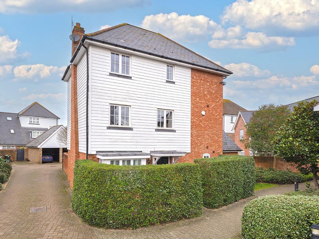 5 bed detached house to rent in Spencer Place, Kings Hill ME19, £2,300