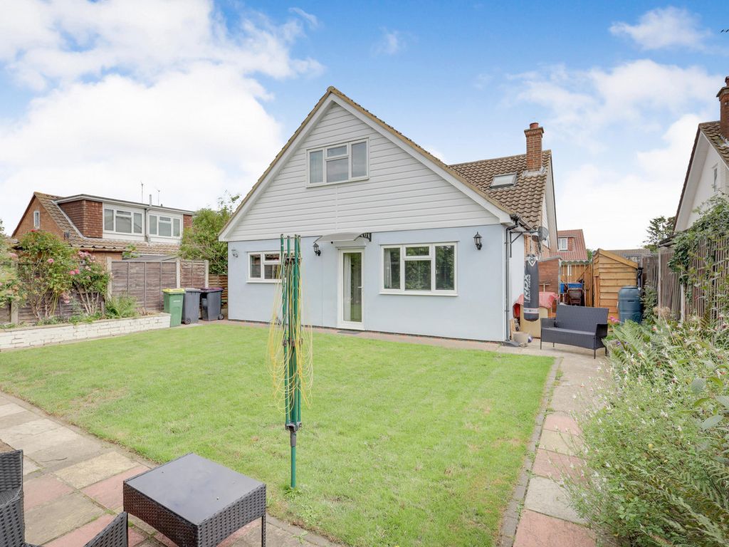 5 bed detached house for sale in Rochford SS4, £450,000 Zoopla