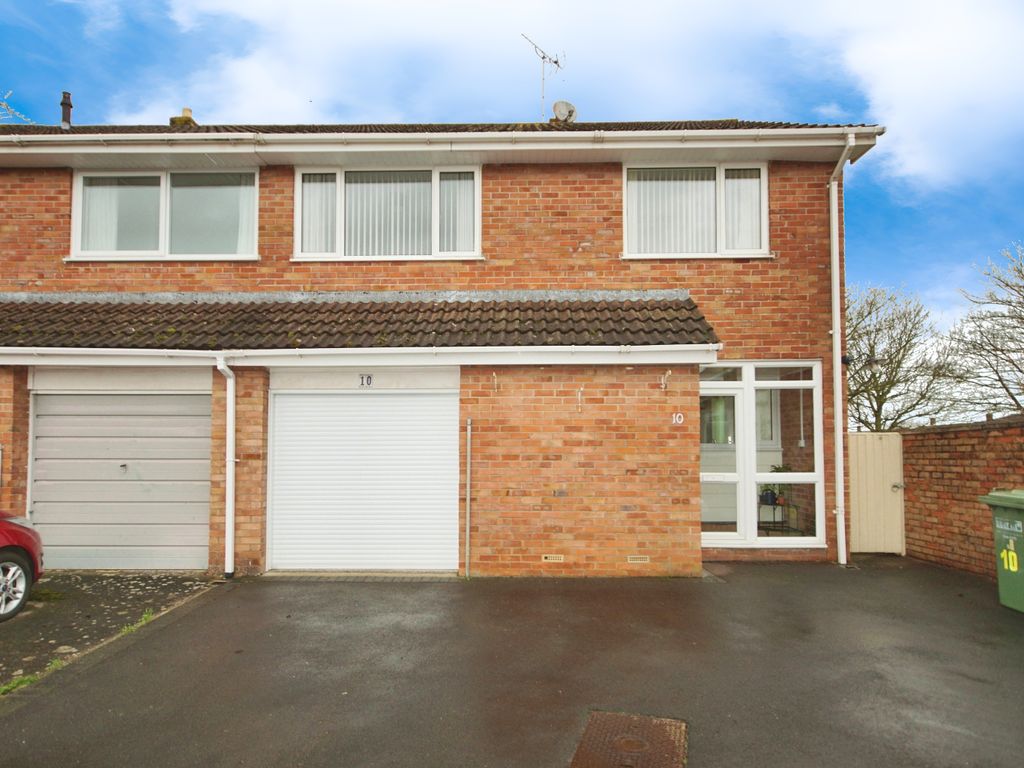 4 bed semidetached house for sale in Severn Close, Charfield, WottonUnderEdge