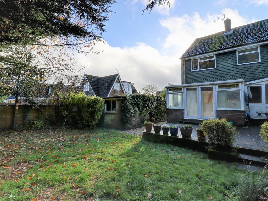 3 bed end terrace house for sale in Orchard Park, Holmer Green, High