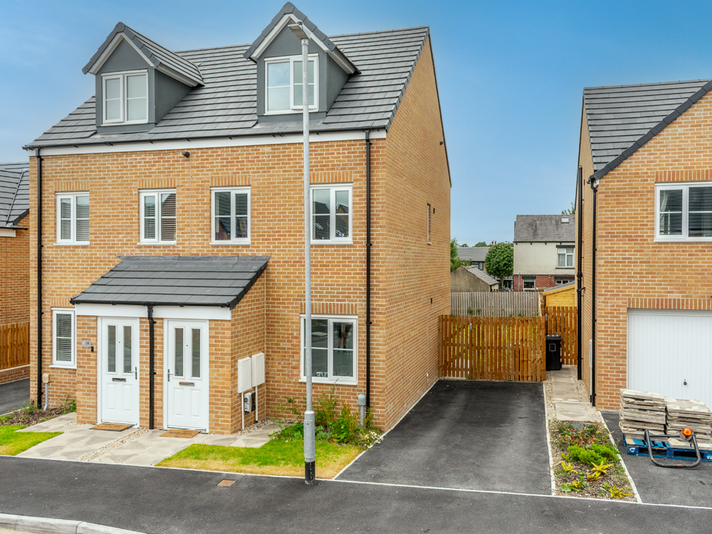 3 bed semidetached house for sale in Woodpecker Road, Dewsbury WF12