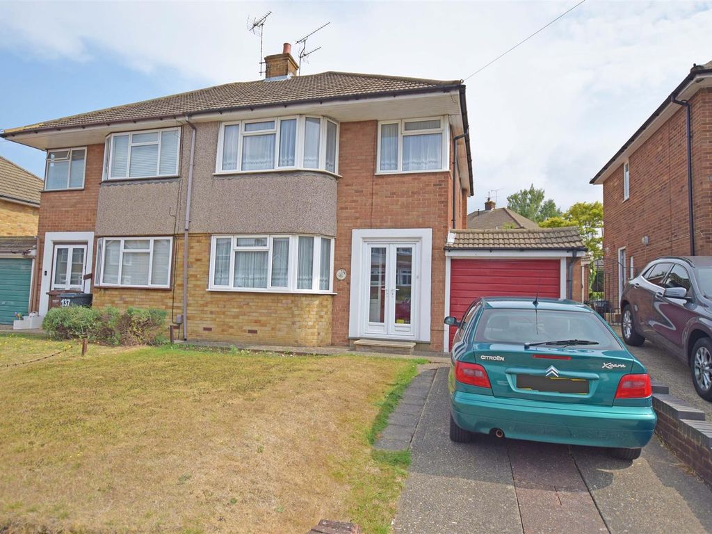 3 bed semidetached house to rent in Maidstone Road, Rainham
