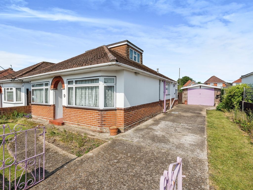 3 bed detached bungalow for sale in Warwick Road, Totton, Southampton
