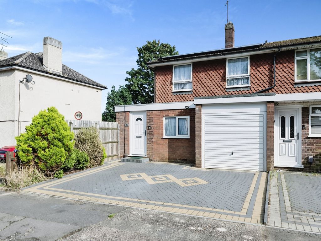 3 bed end terrace house for sale in Warren Road, Northampton NN5, £