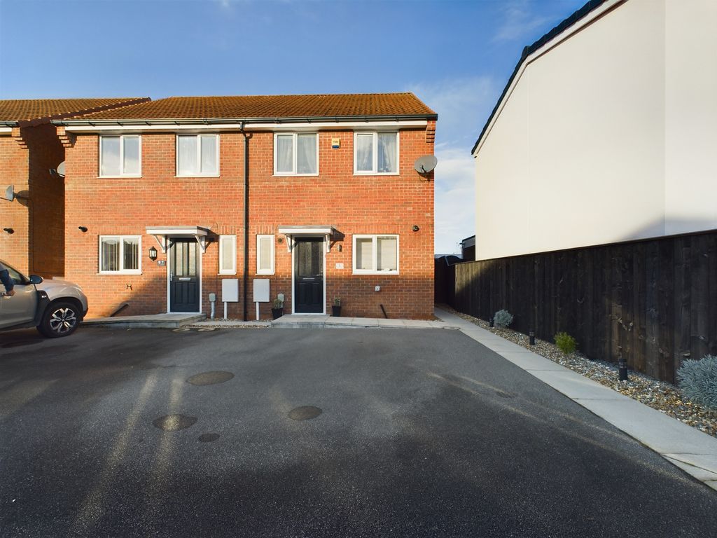 3 bed semidetached house for sale in Truro Court, Hull HU7, £140,000