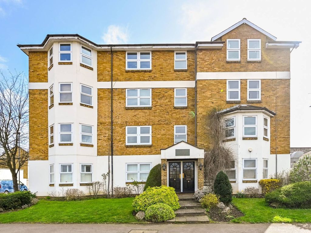 2 bed flat for sale in Portsmouth Road, Surbiton KT6, £375,000 Zoopla